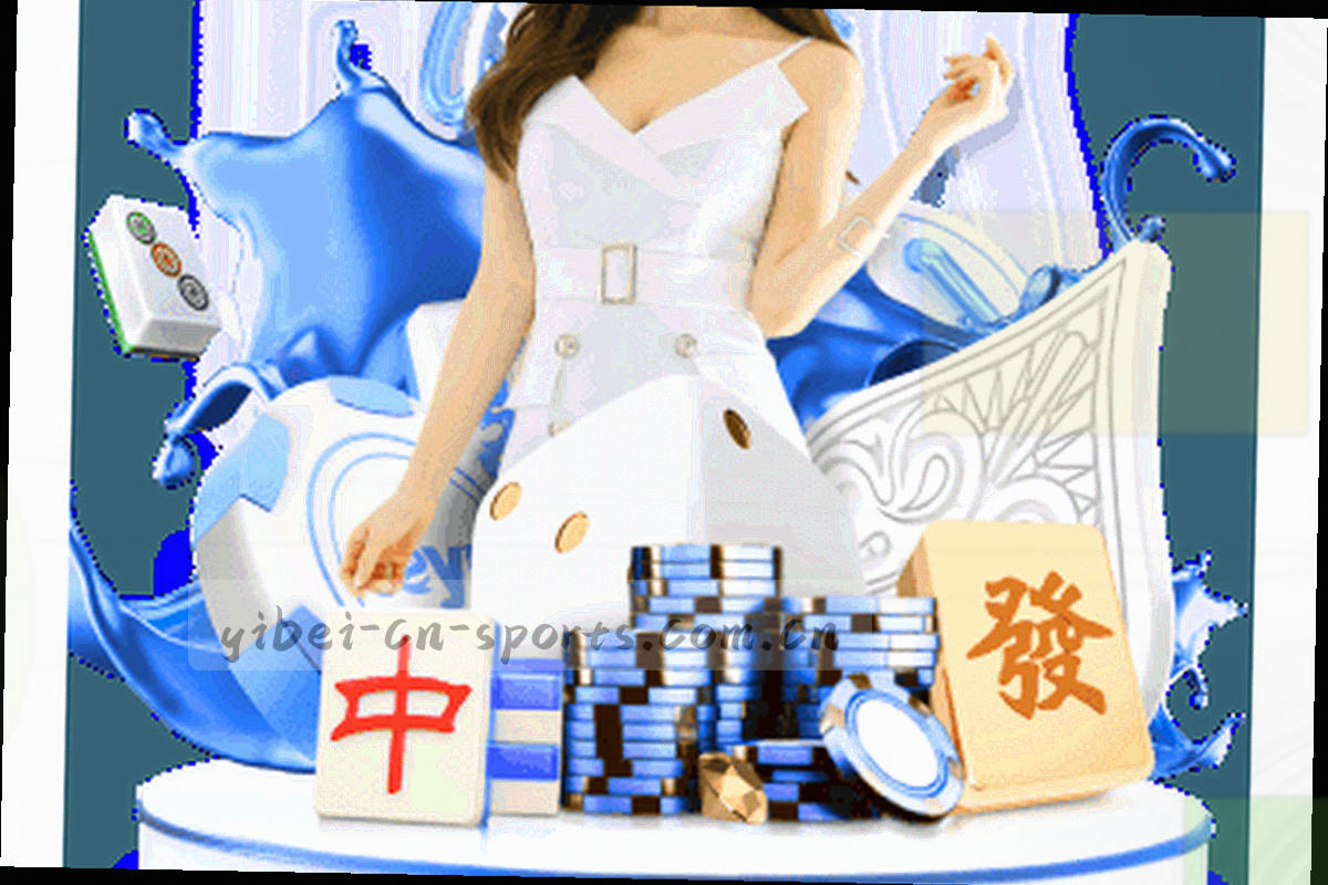场馆跑道与看台的斜角构图，远处亮着夜灯